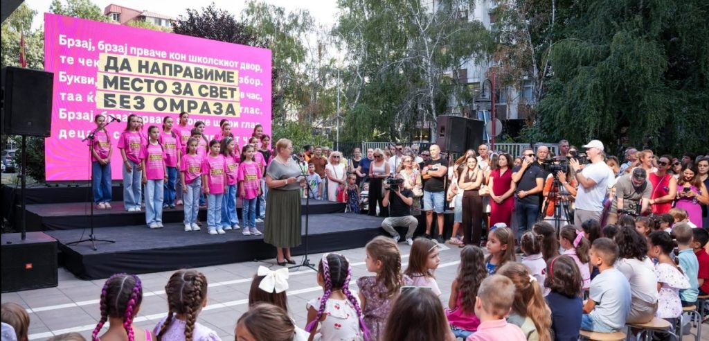 Јаневска на првиот училишен ден: Учебници има за сите, но првачињата треба да побараат братче или сестриче за да не ги затвораме училиштата