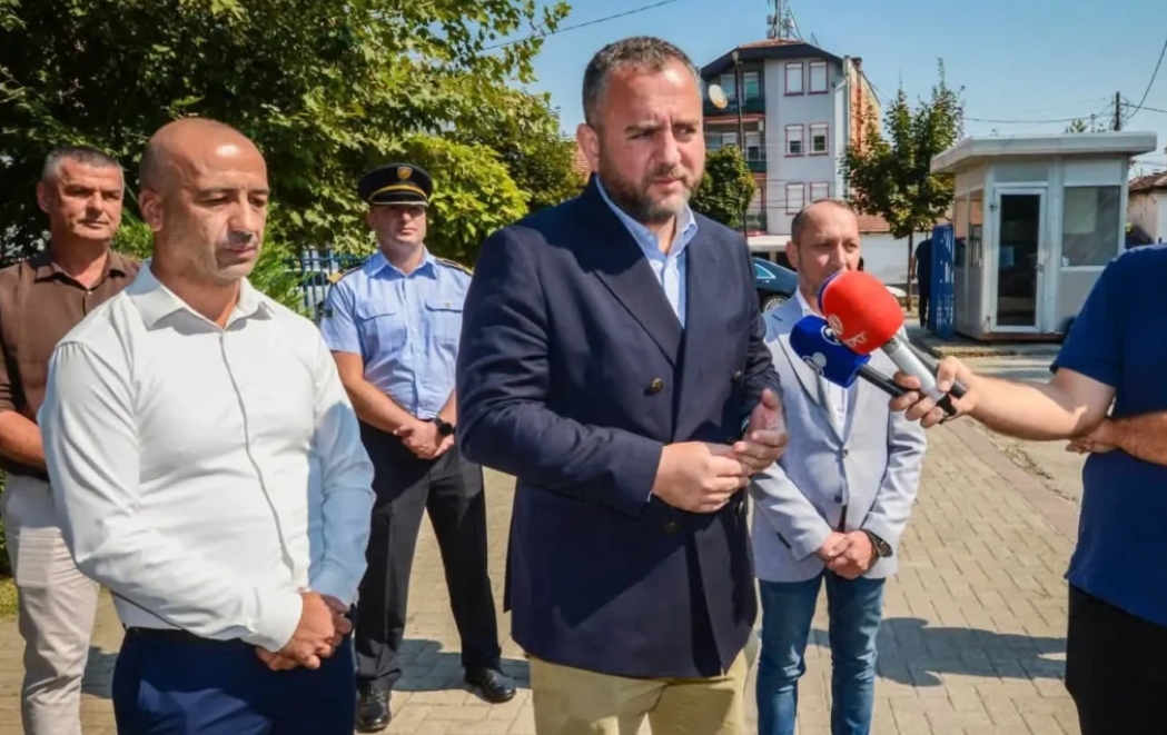 Тошковски во Тетово со селектирани медиуми: Избегнати прашањата за меѓуетничките тензии, за МВР состојбата е „стабилна“